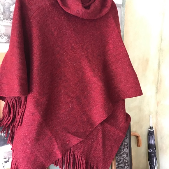 Chico’s wine knit poncho turtle neck gold sparkles in weave. Fringe edge.Sale - Picture 3 of 6
